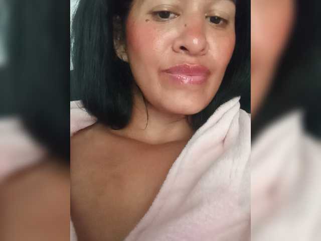 Letty33 live cam on BongaCams