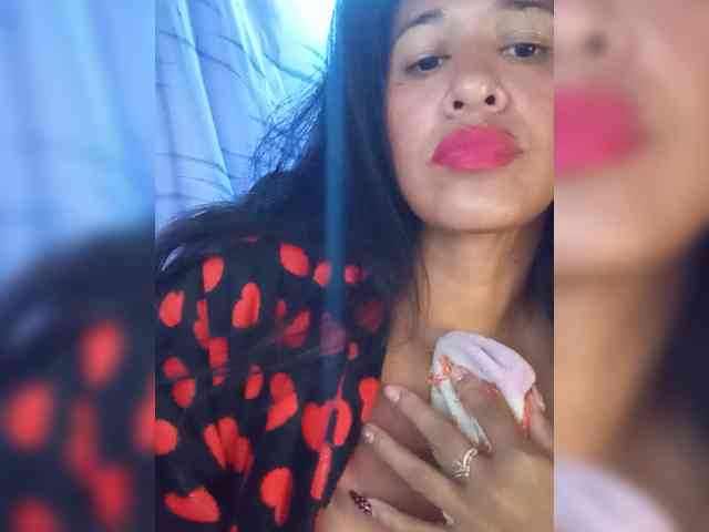 Letty33 webcam