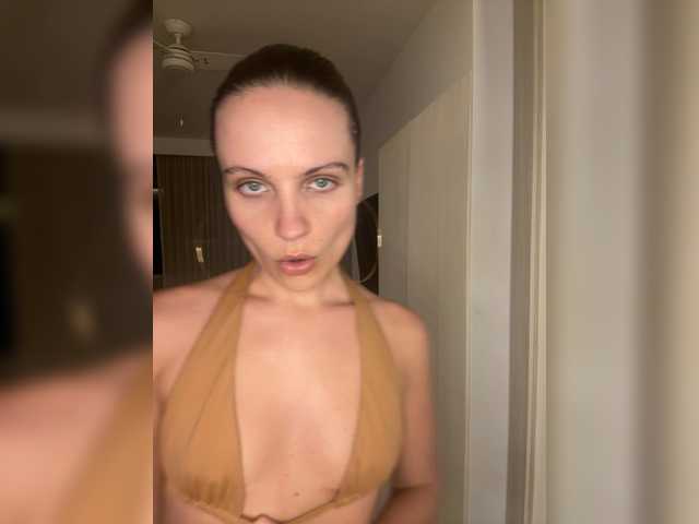 REALMEANTINA live cam preview