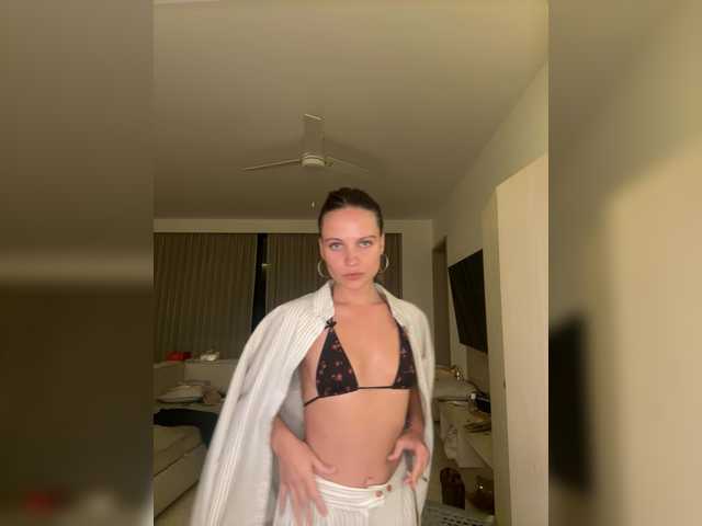 REALMEANTINA live cam on BongaCams