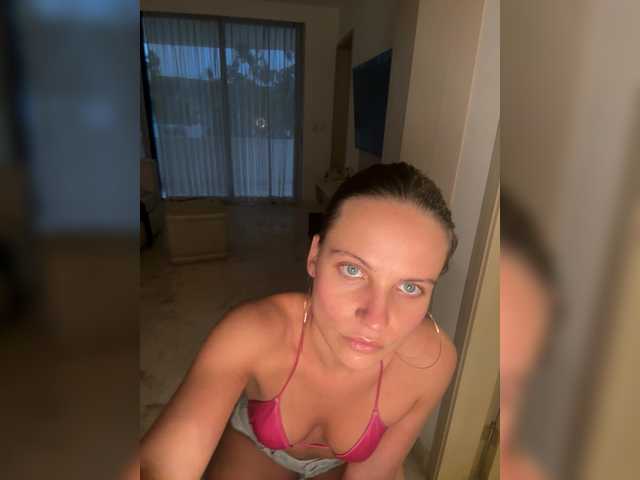 REALMEANTINA live cam on BongaCams