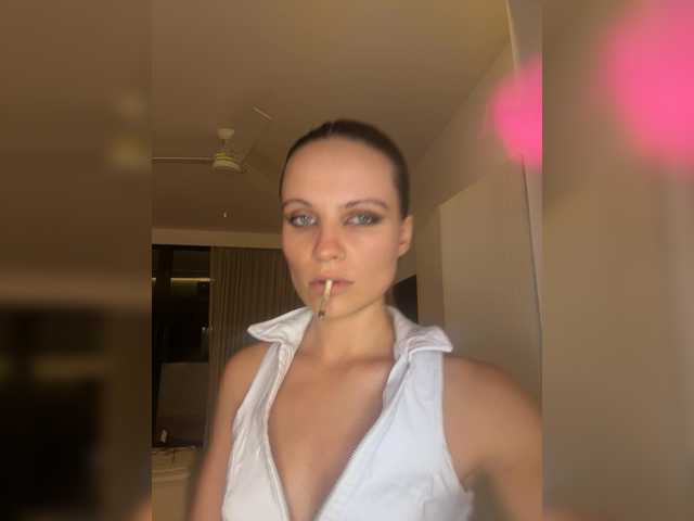 REALMEANTINA live cam