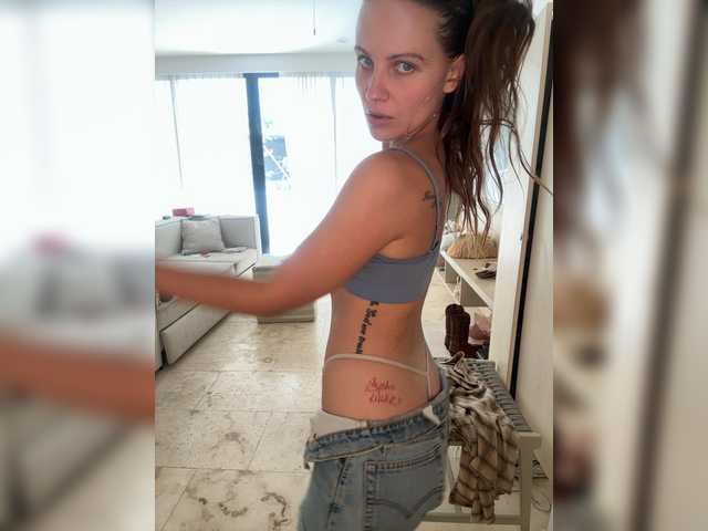 REALMEANTINA live cam on BongaCams