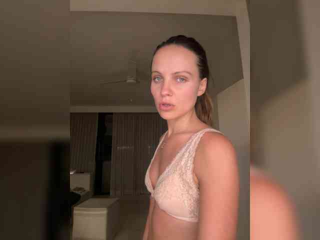 REALMEANTINA webcam