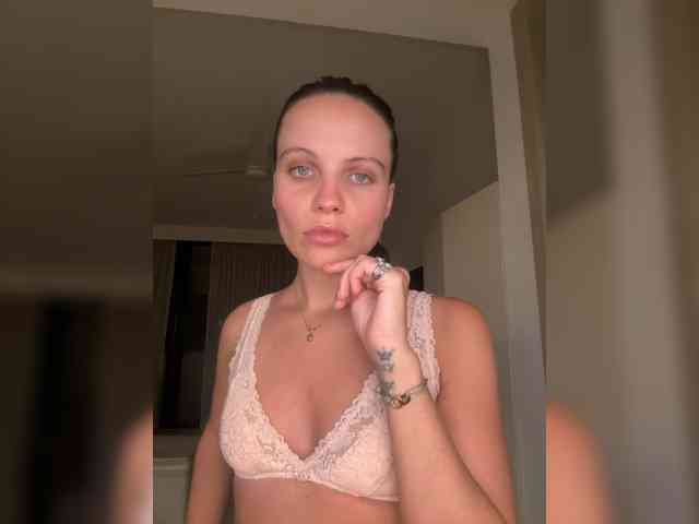 REALMEANTINA webcam