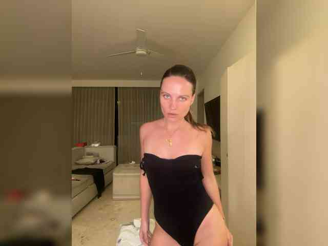 REALMEANTINA webcam