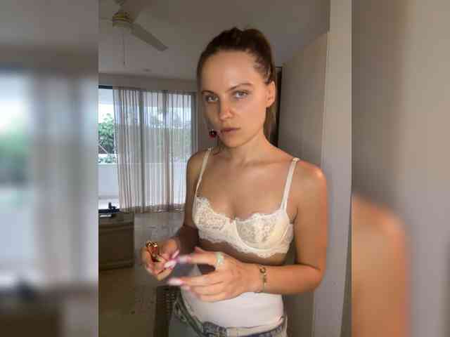 REALMEANTINA webcam