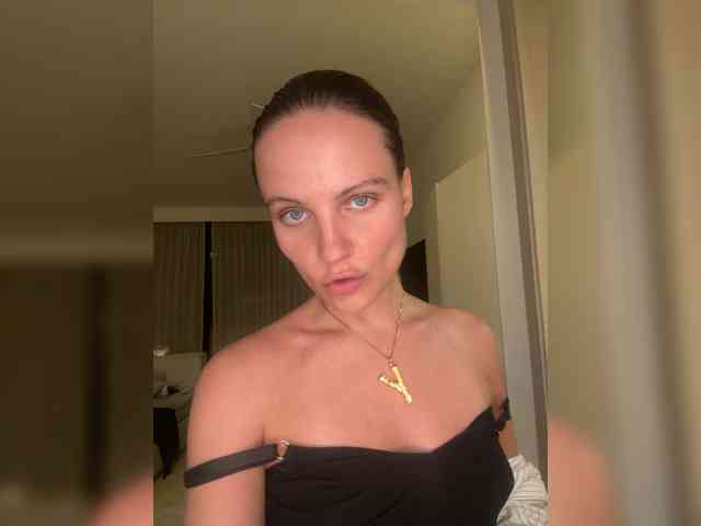 REALMEANTINA webcam