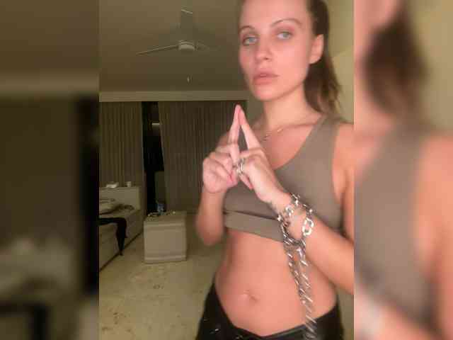 REALMEANTINA webcam