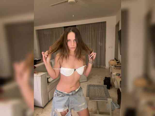 REALMEANTINA webcam