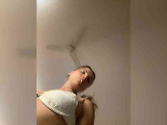 REALMEANTINA Live Webcam on BongaCams
