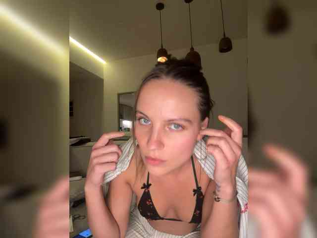 REALMEANTINA webcam