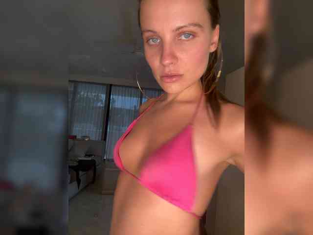 REALMEANTINA webcam