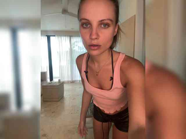 REALMEANTINA webcam