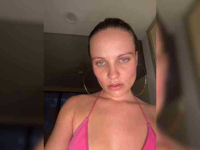 REALMEANTINA webcam
