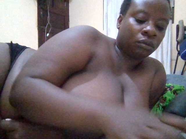 le modèle Swityass24 est en webcam porno dans un show sur le site bongacams, il possède les tags suivants: Ebony,Brunette,Trimmed
