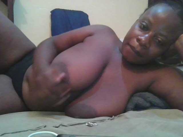 le modèle Swityass24 est en webcam porno dans un show sur le site bongacams, il possède les tags suivants: Ebony,Brunette,Trimmed