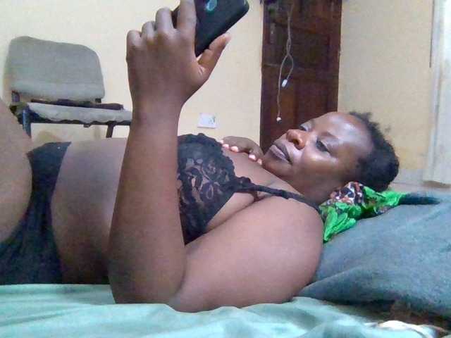 le modèle Swityass24 est en webcam porno dans un show sur le site bongacams, il possède les tags suivants: Ebony,Brunette,Trimmed
