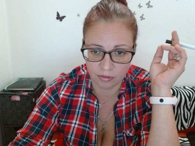 LadyHellene live cam preview