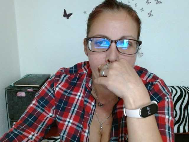 LadyHellene live cam preview
