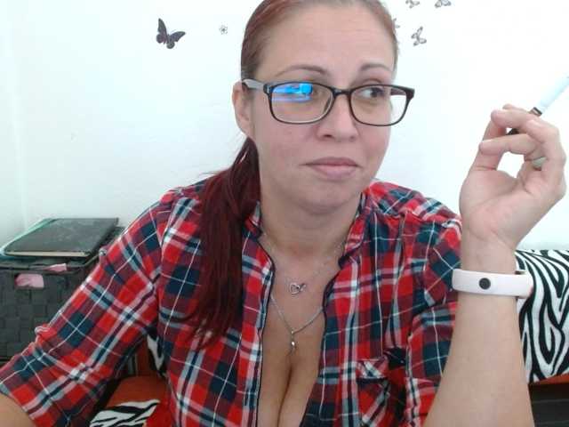 LadyHellene live cam preview