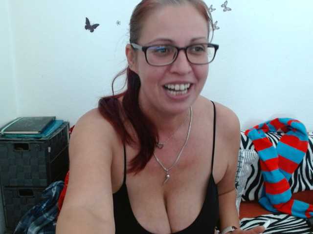 LadyHellene live cam preview
