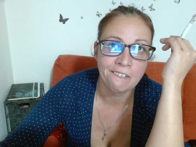 LadyHellene live cam preview