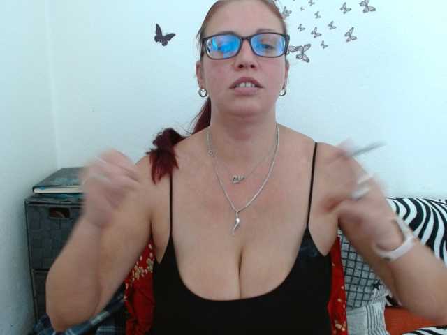LadyHellene live cam preview