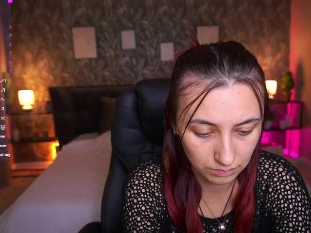RoxyRayy live cam preview