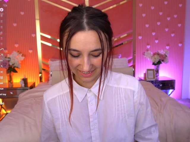 RoxyRayy live cam preview