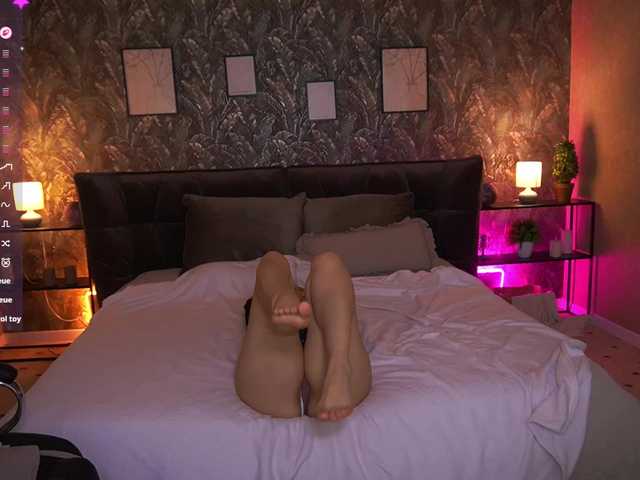 RoxyRayy live cam preview