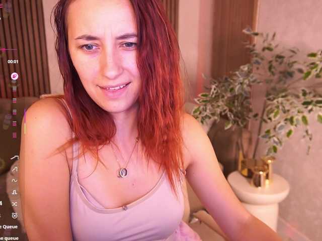 RoxyRayy live cam on BongaCams