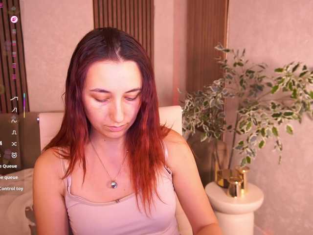 RoxyRayy live webcam show