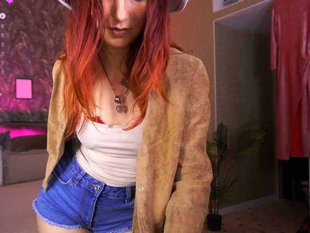 RoxyRayy live cam preview
