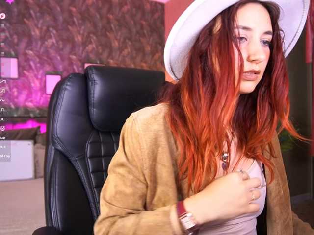 RoxyRayy live cam preview