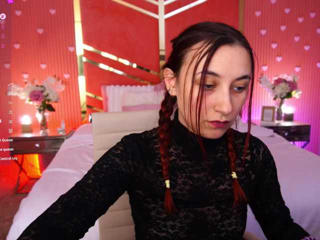 RoxyRayy live cam preview