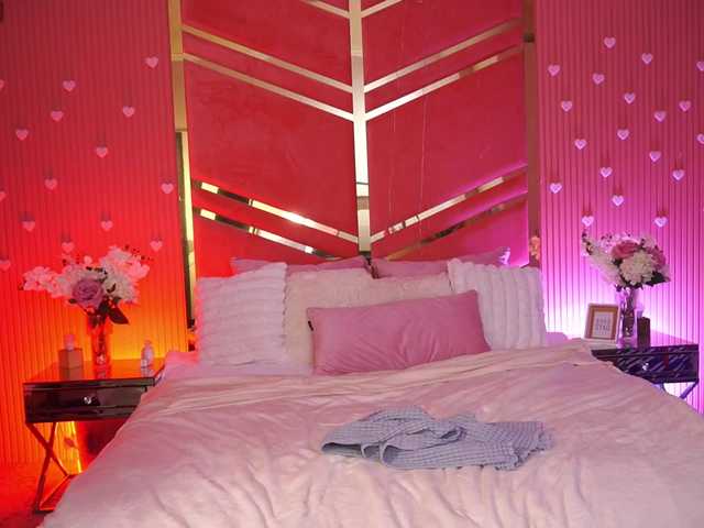 RoxyRayy live cam on BongaCams