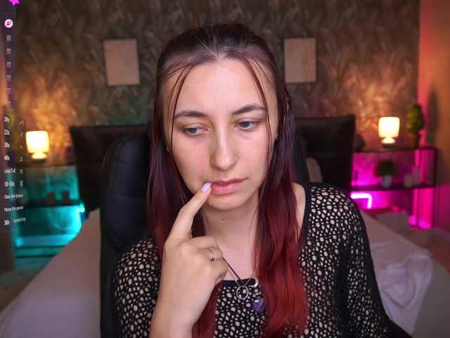 RoxyRayy live cam preview