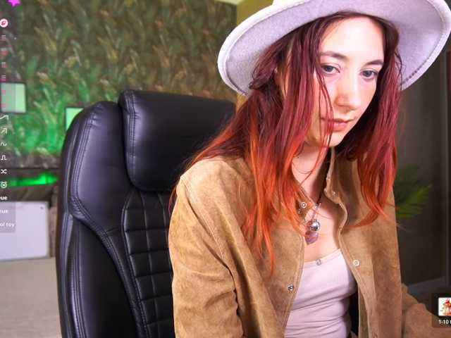 RoxyRayy live cam preview