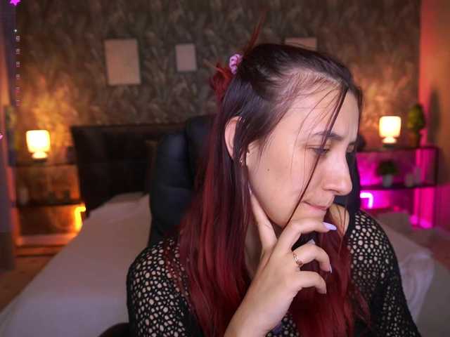 RoxyRayy live cam preview