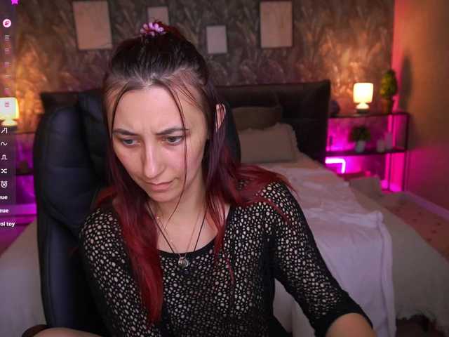 RoxyRayy live cam preview