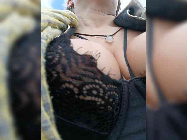 AlexaBrown12 webcam