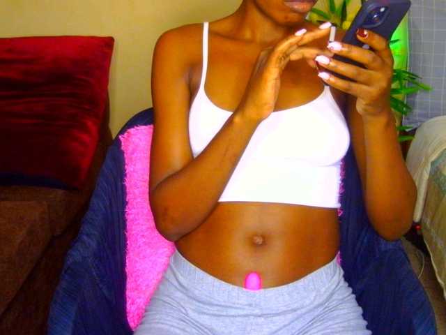Gladwell live cam on BongaCams