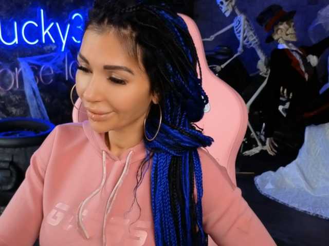 le modèle -BABAYAGA- est en webcam porno dans un show sur le site bongacams, il possède les tags suivants: White/Caucasian,Brunette,Shaved