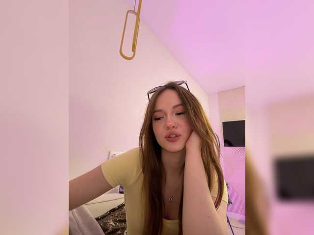 OlivkaVif live cam preview