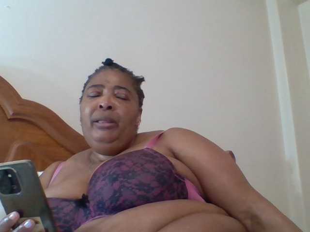 pussylips53 live webcam show