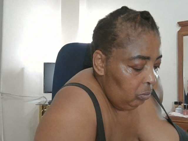 pussylips53, en directo ahora en BongaCams