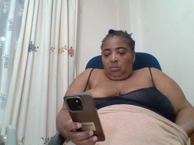 le modèle pussylips53 est en webcam porno dans un show sur le site bongacams, il possède les tags suivants: Ebony,Brunette,Shaved
