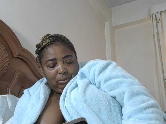 le modèle pussylips53 est en webcam porno dans un show sur le site bongacams, il possède les tags suivants: Ebony,Brunette,Shaved