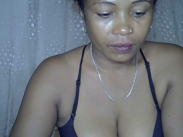 le modèle Sexywife1 est en webcam porno dans un show sur le site bongacams, il possède les tags suivants: Ebony,Redhead,Hairy